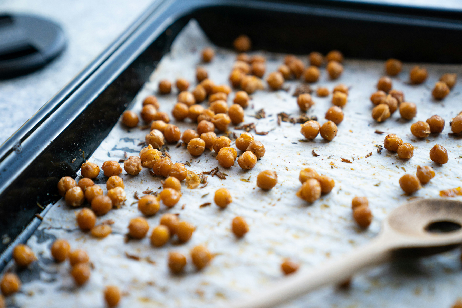 Backblech mit Speiseresten nach dem Backen