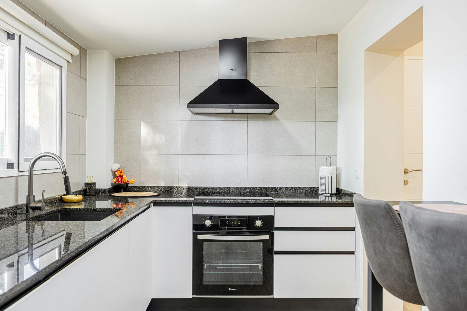 Dampf steigt aus einem Backofen in der Küche