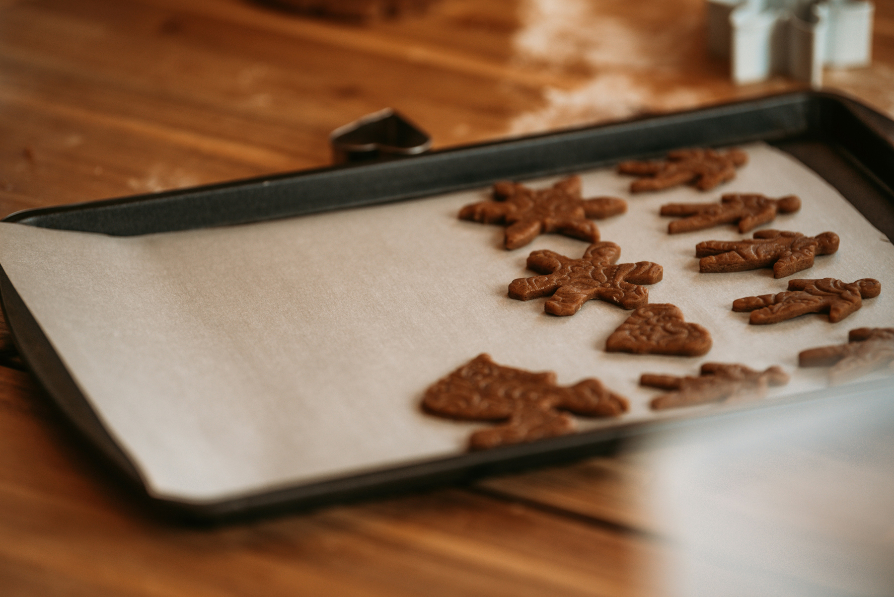 Dunkles Backblech mit schwarzen Rückständen