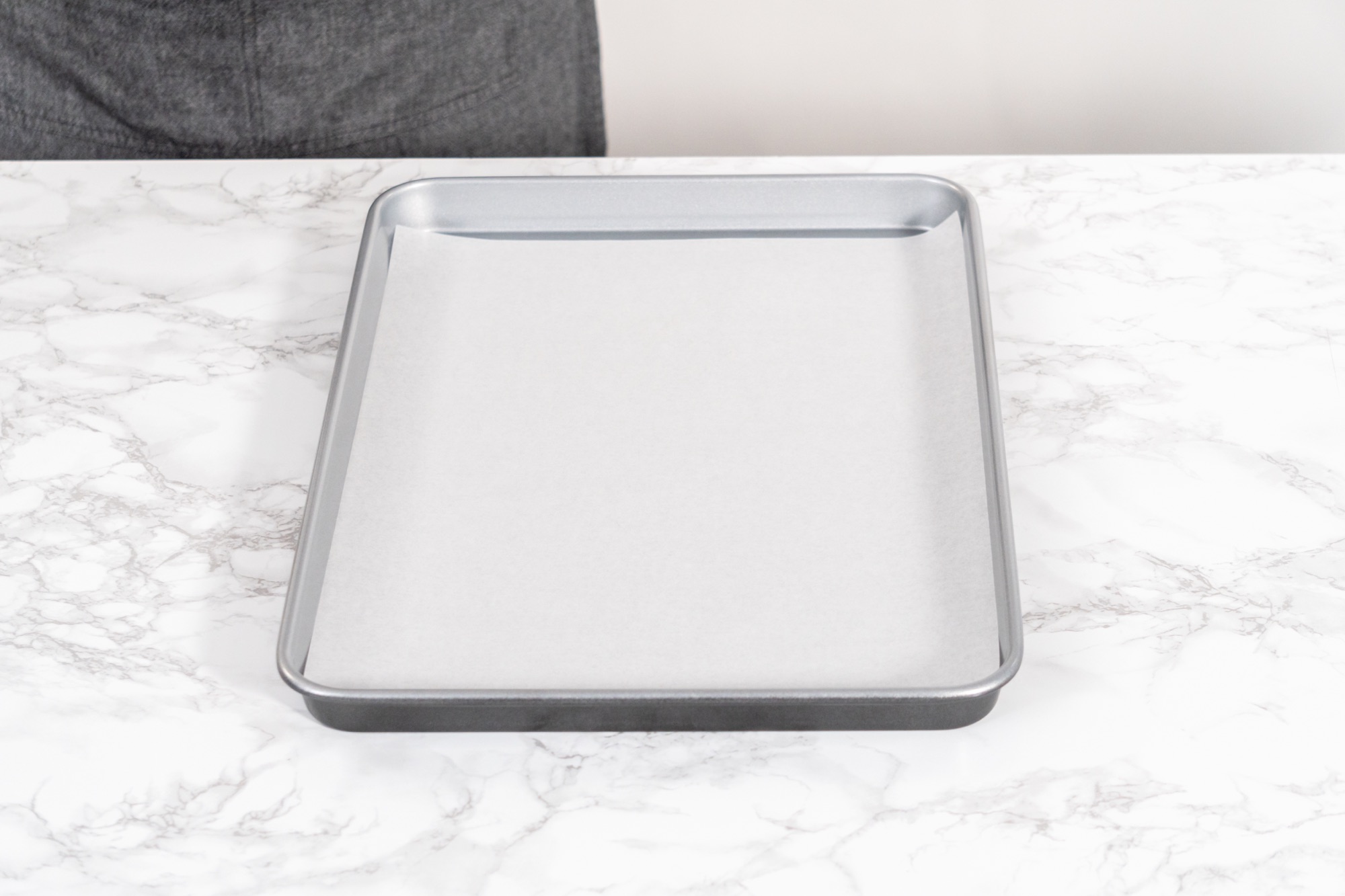 Aluminium-Backblech wird vorsichtig gereinigt