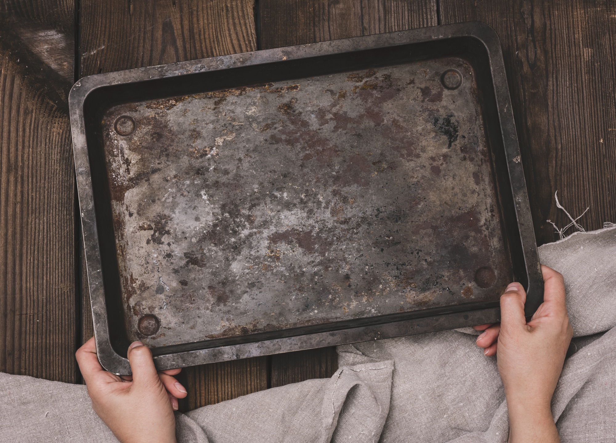 Backblech mit abgelöster Beschichtung auf Küchentisch
